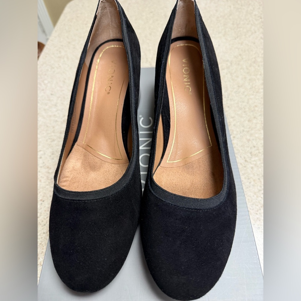 Vionic Black Suede Heels